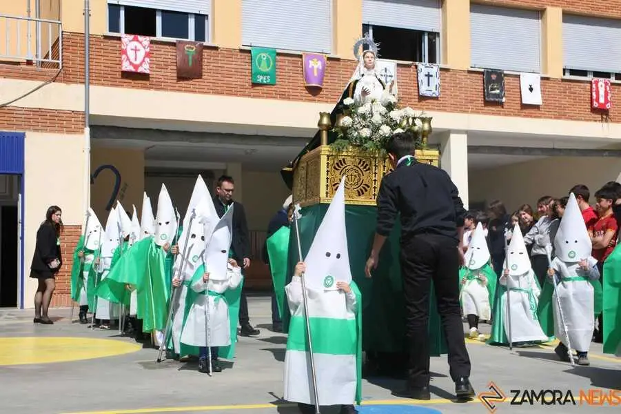  procesi&oacute;n de los alumnos del colegio Sant&iacute;sima Trinidad Amor de Dios_7