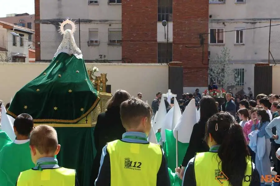  procesi&oacute;n de los alumnos del colegio Sant&iacute;sima Trinidad Amor de Dios_8