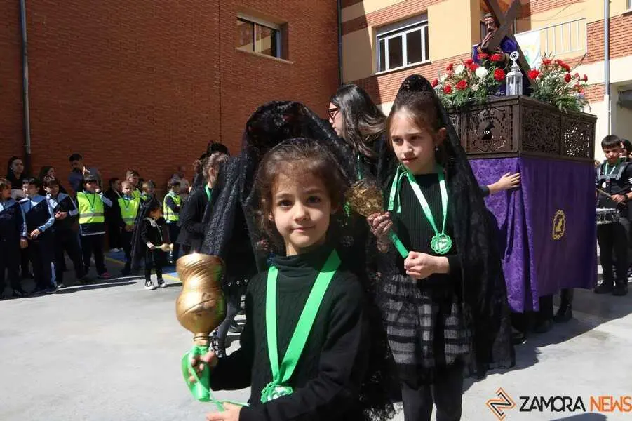  procesi&oacute;n de los alumnos del colegio Sant&iacute;sima Trinidad Amor de Dios_10