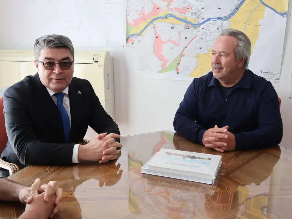 Visita C&oacute;nsul General Ruman&iacute;a (4)