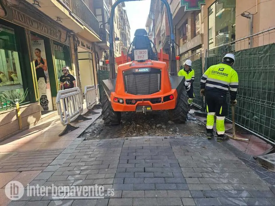 Obras en calle la R&uacute;a. Interbenavente