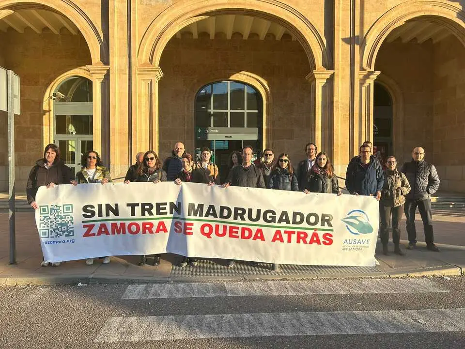 Usuarios del tren vuelven a protestar por los retrasos del tren