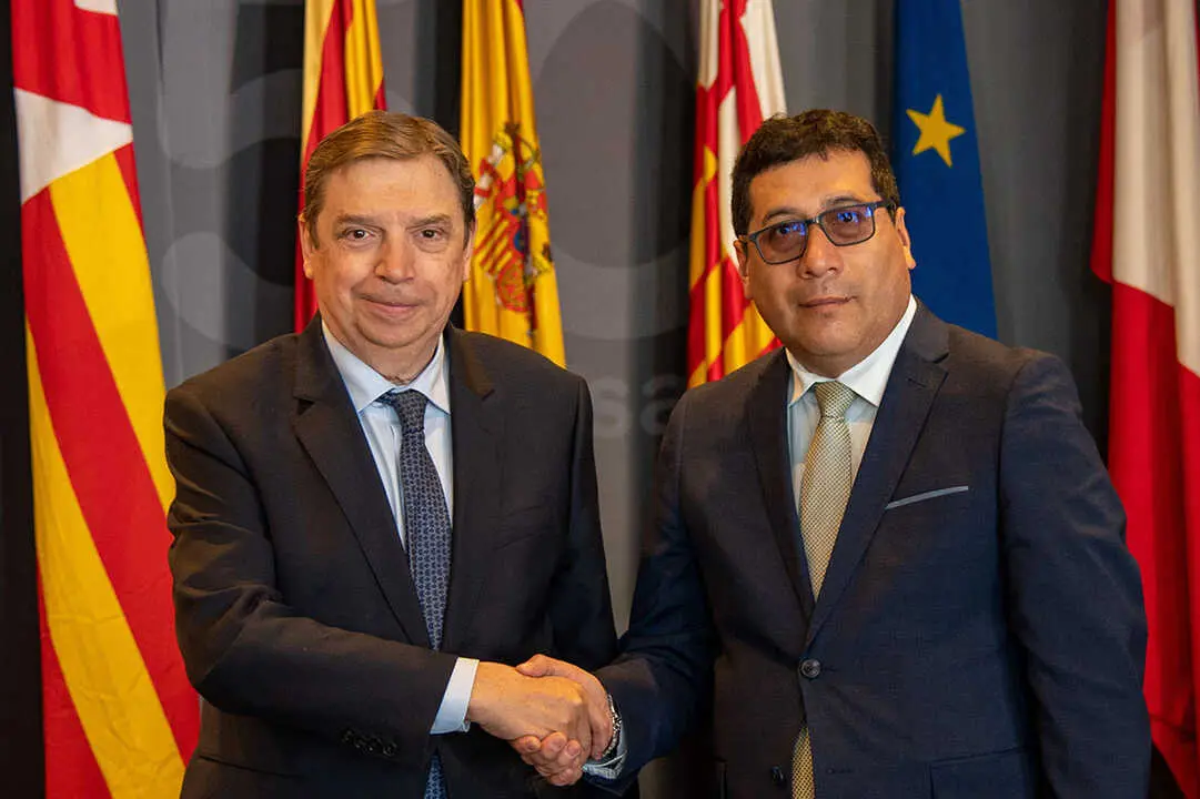 El ministro de Agricultura, Pesca y Alimentaci&oacute;n, Luis Planas, saluda al ministro de Desarrollo Agrario y Riego de Per&uacute;, Felipe Meza