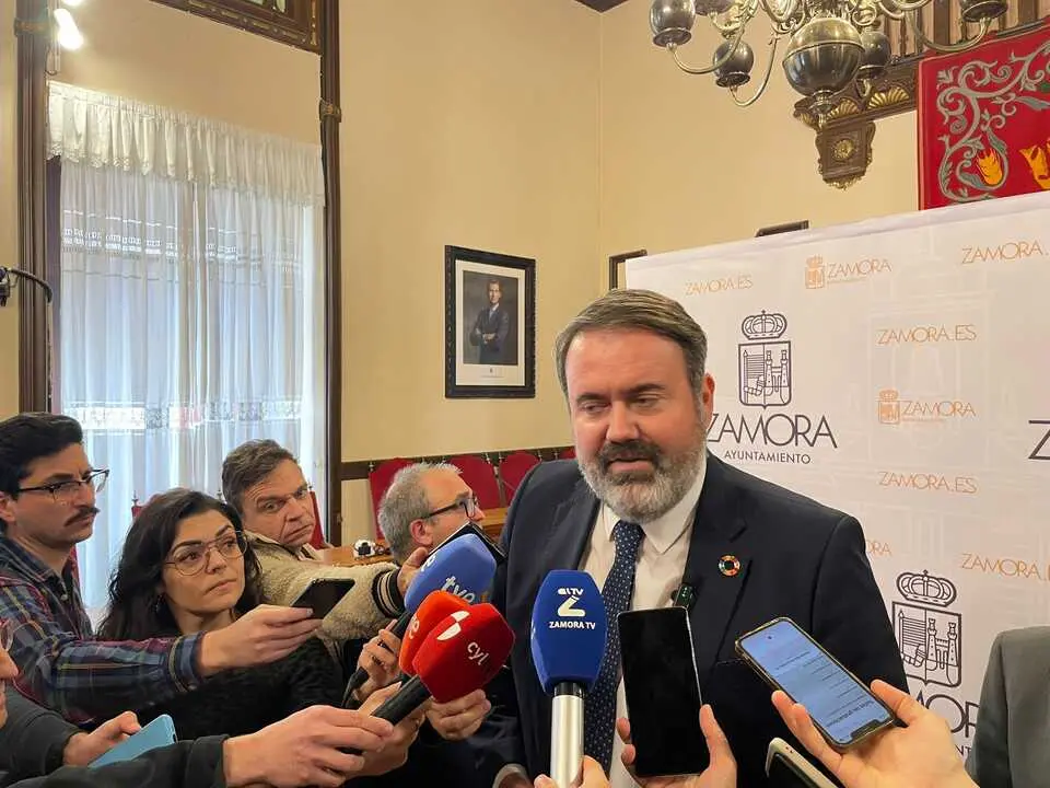 Rub&eacute;n atiende a los medios de comunicaci&oacute;n en el Sal&oacute;n de Plenos