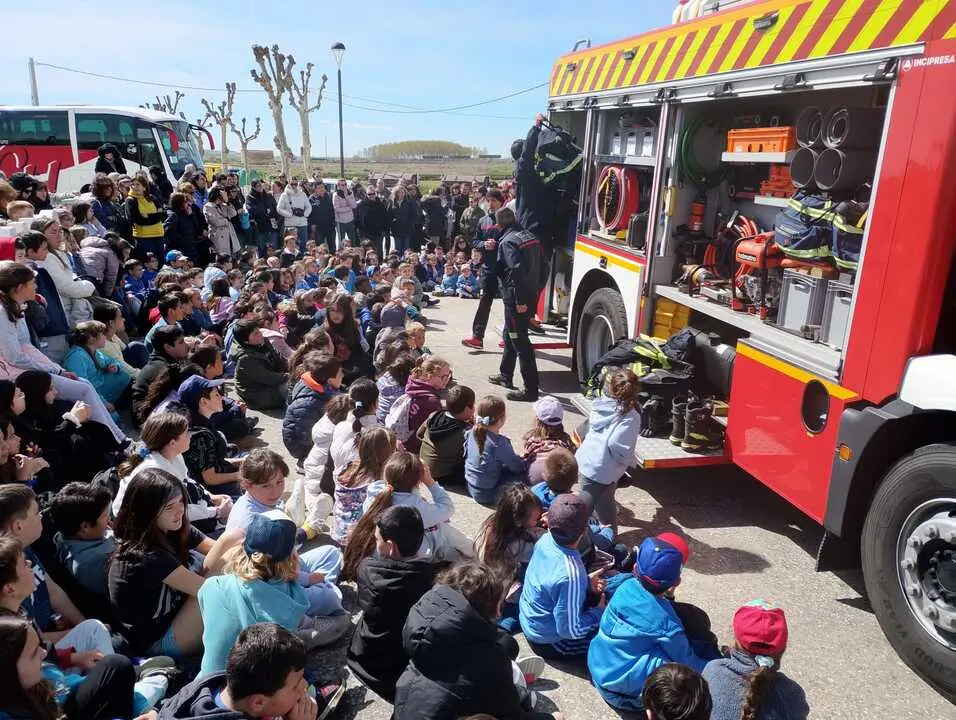 Estudiantes con los bomberos de la Diputaci&oacute;n de Zamora