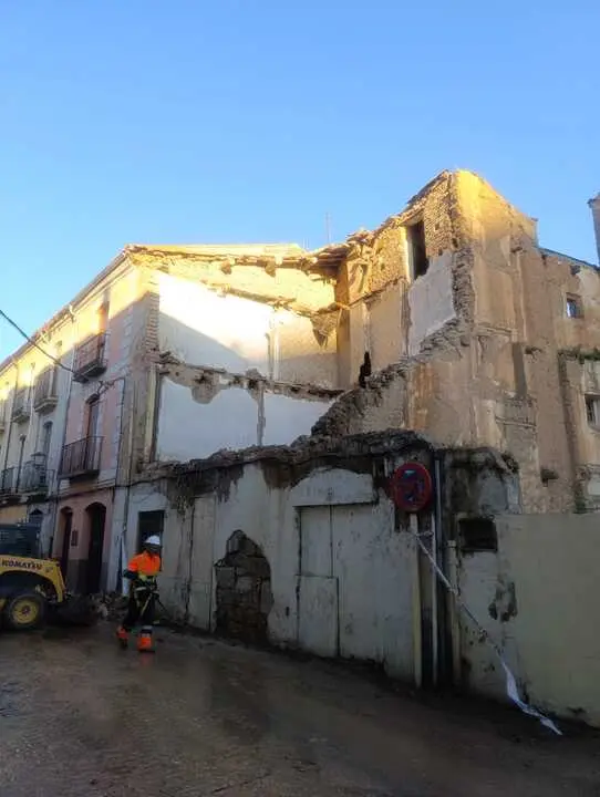 Derribo del tejado de la vivienda en ruina