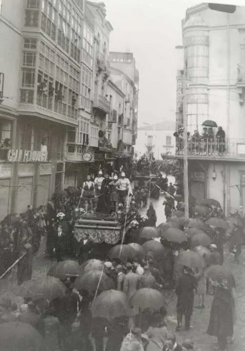 Imagen del 5 de copas escoltado por la Guardia Civil