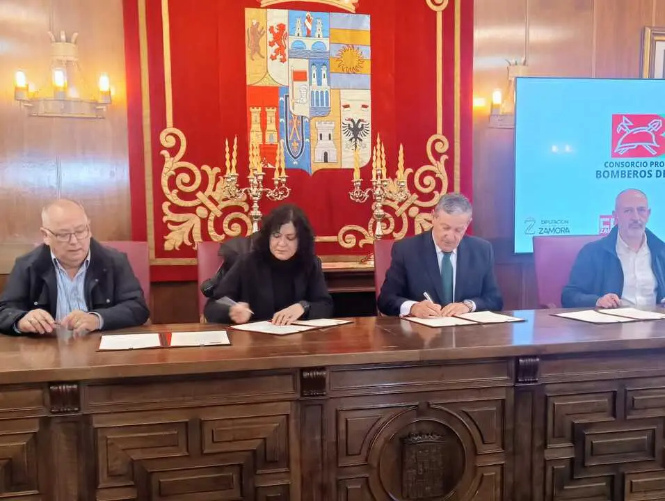 Firma del acuerdo en la Diputaci&oacute;n de Zamora