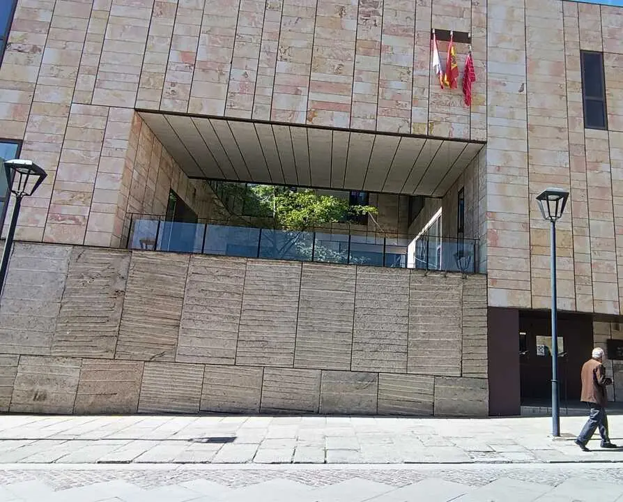 Edificio de las Arcadas de la Diputaci&oacute;n donde volver&aacute; a colocarse la pancarta reivindicando el AVE de Sanabria