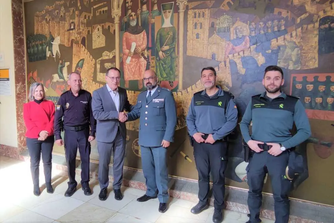 El subdelegado del Gobierno saluda al nuevo oficial