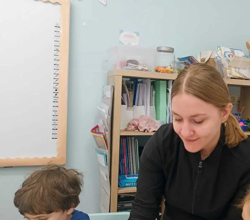 Mirella con uno de los alumnos