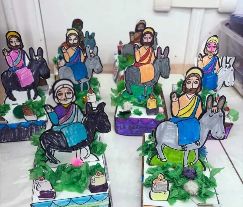 Pasos de Semana Santa realizados con cartulinas