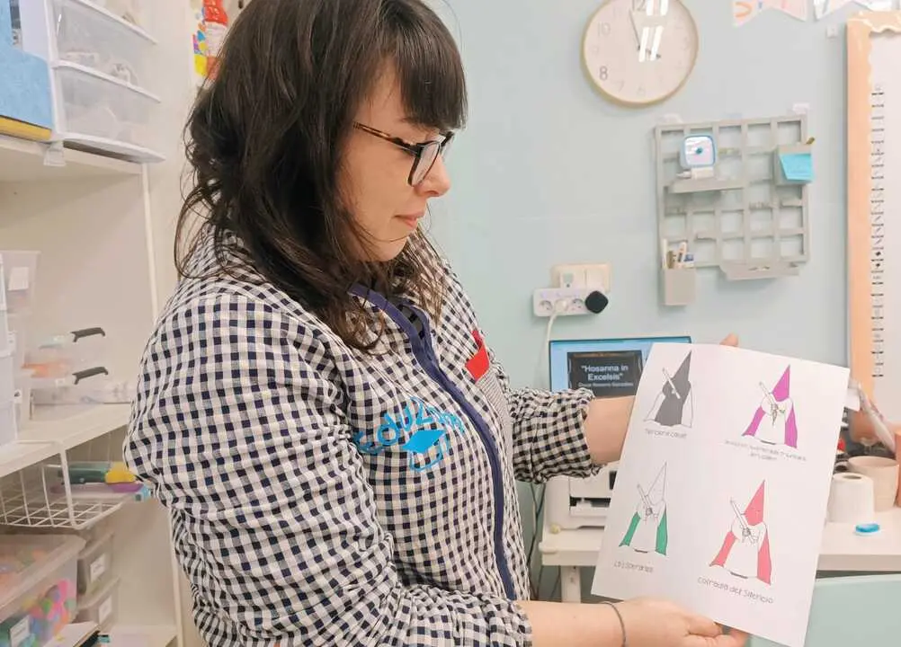 Yelena Gil muestra los dibujos que se convertir&aacute;n en llaveros