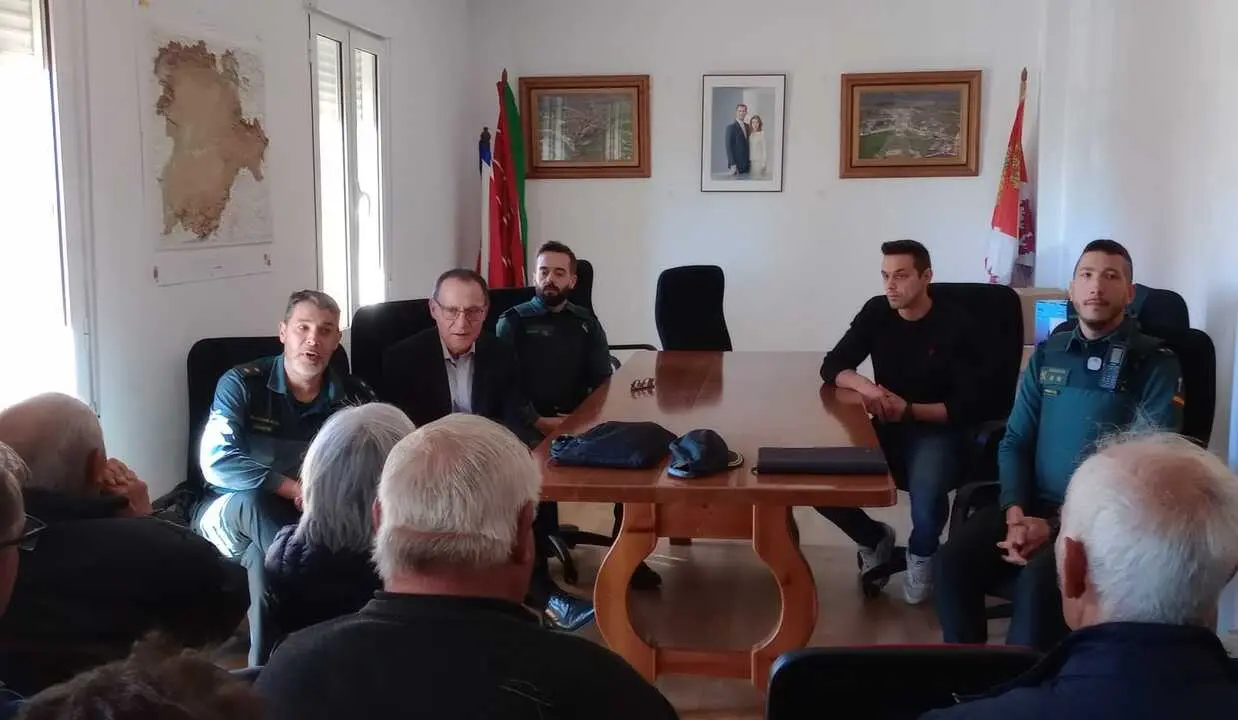 Reuni&oacute;n del subdelegado con el alcalde de Villalcampo