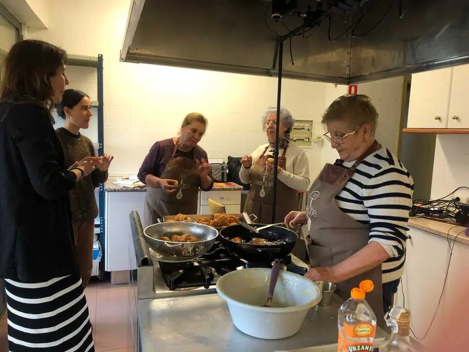 mujeres de fermoselle y t&aacute;bara elaborando recetas