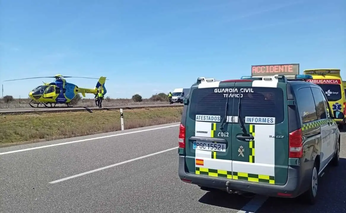 Helic&oacute;ptero y coche de la Guardia Civil