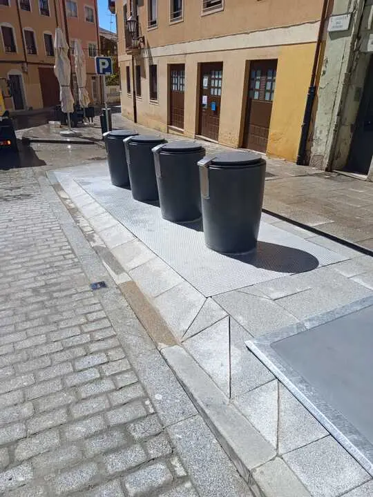 Contenedores soterrados en la Cuesta del Pi&ntilde;edo