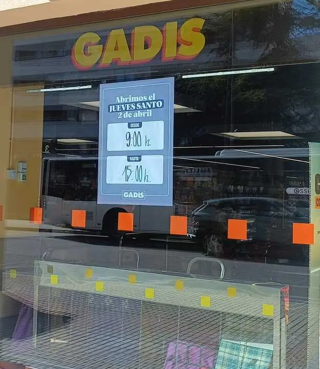 Cartel en supermercados anunciando la apertura en Jueves Santo