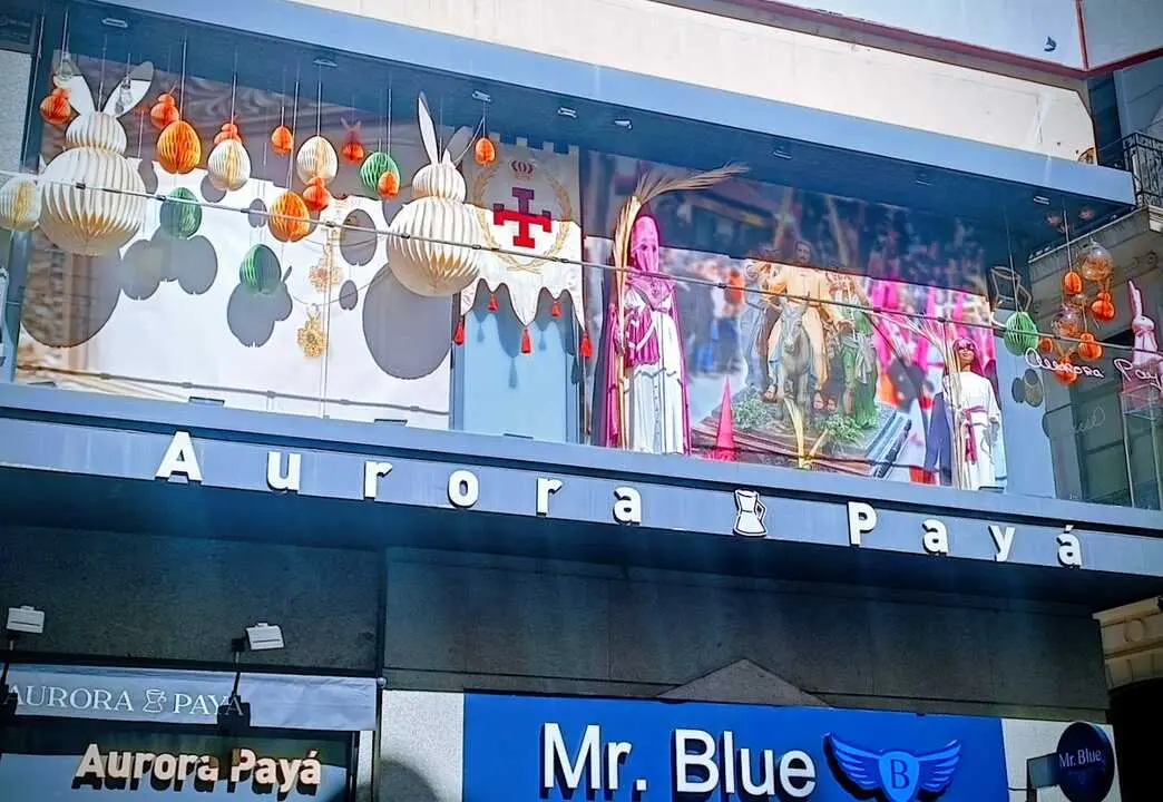 Balc&oacute;n adornado con confrades en plena calle Santa Clara