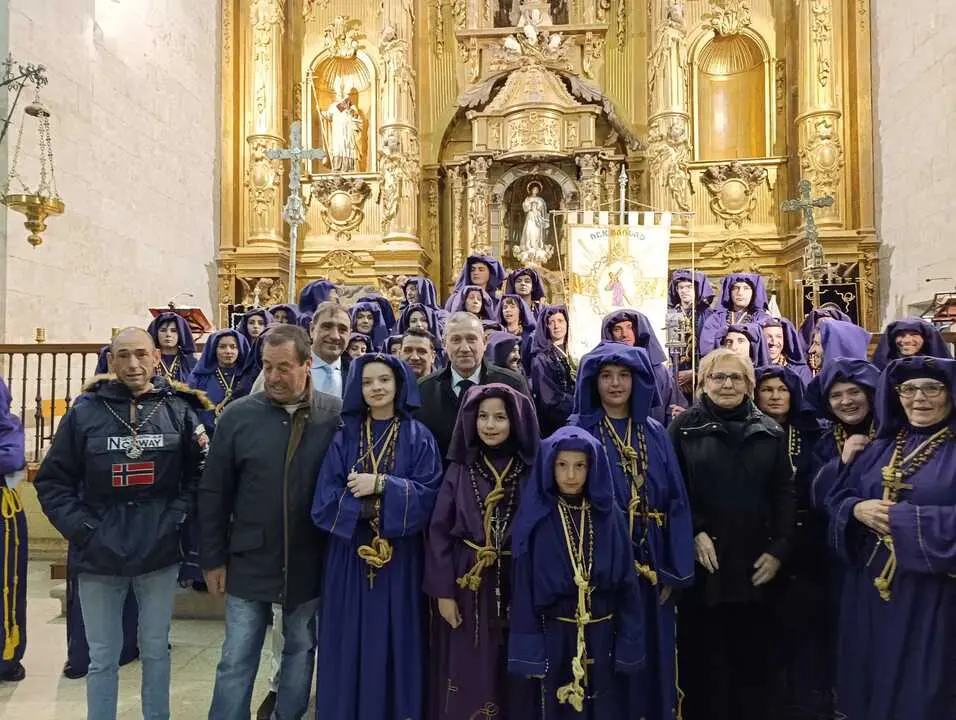 Fuentesa&uacute;co Hermandad de Jes&uacute;s Nazareno en la procesi&oacute;n y el rezo del V&iacute;a Crucis.