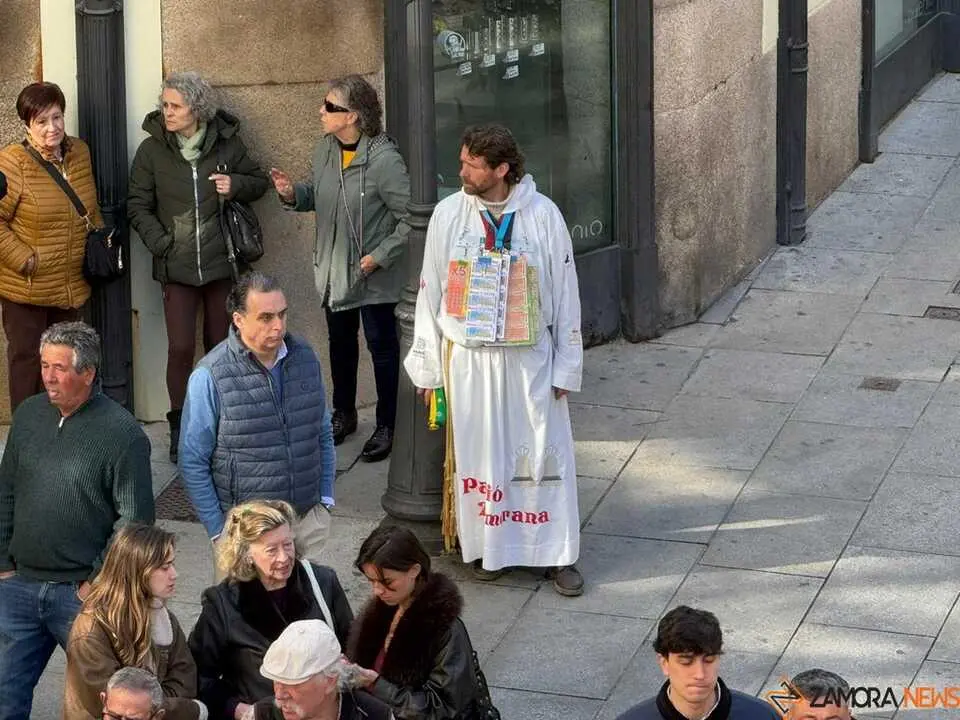 Lotero de la ONCE vestido de cofrade 