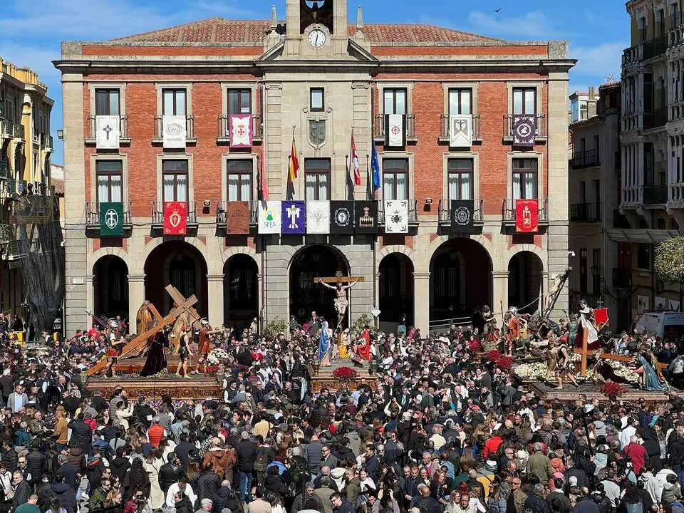 Congregaci&oacute;n, la Ma&ntilde;ana, Plaza Mayor llena