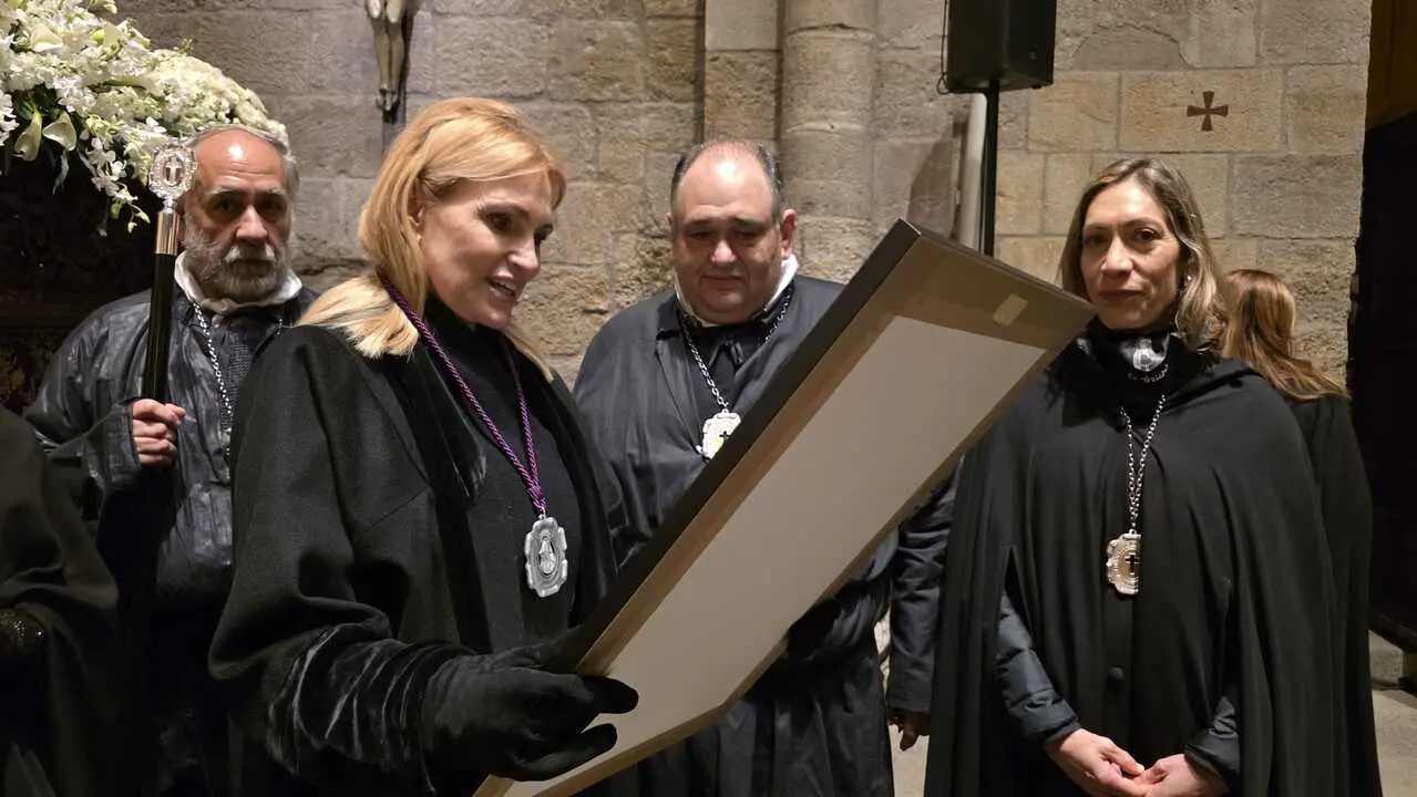Ainhoa Arteta recibe la medalla de la Virgen de la Soledad