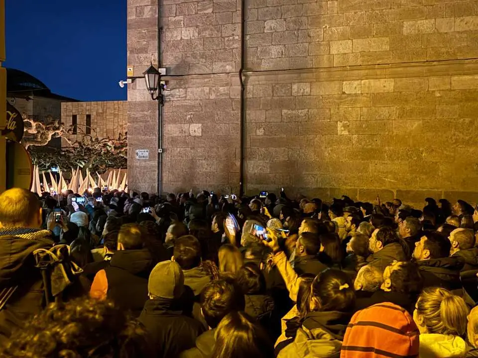 personas con los m&oacute;viles viendo una procesi&oacute;n en Zamora