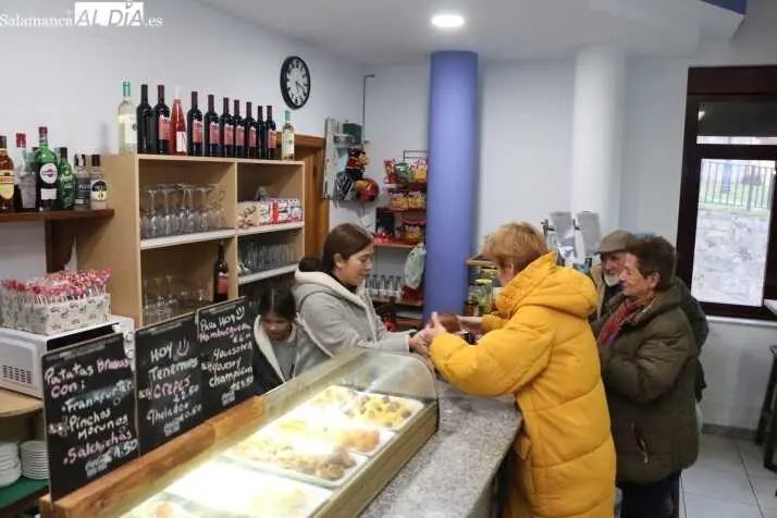 Imagen de archivo de una familia en un pueblo de Salamanca