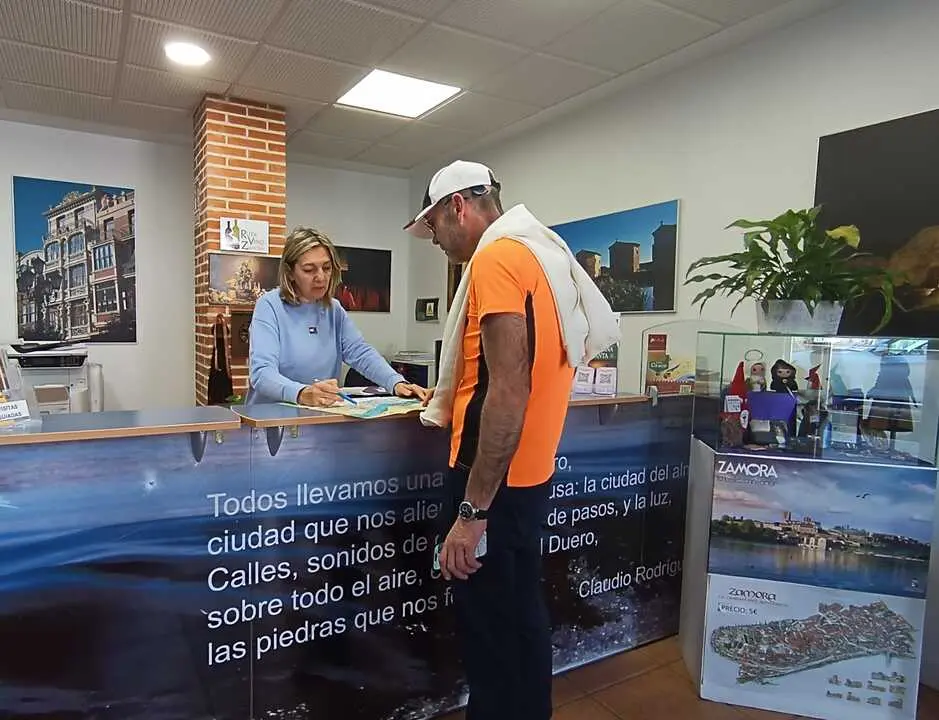 Estrella Torrecilla atendiendo a un turista llegado de Alicante