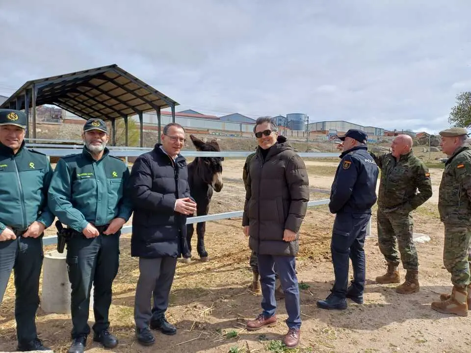Visita de &Aacute;ngel Blanco al Centro Militar de Cr&iacute;a Caballar de &Aacute;vila