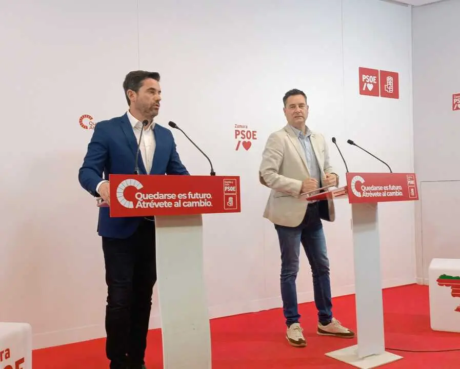 Antidio Fag&uacute;ndez y Daniel de la Rosa en rueda de prensa en la sede del PSOE de Zamora