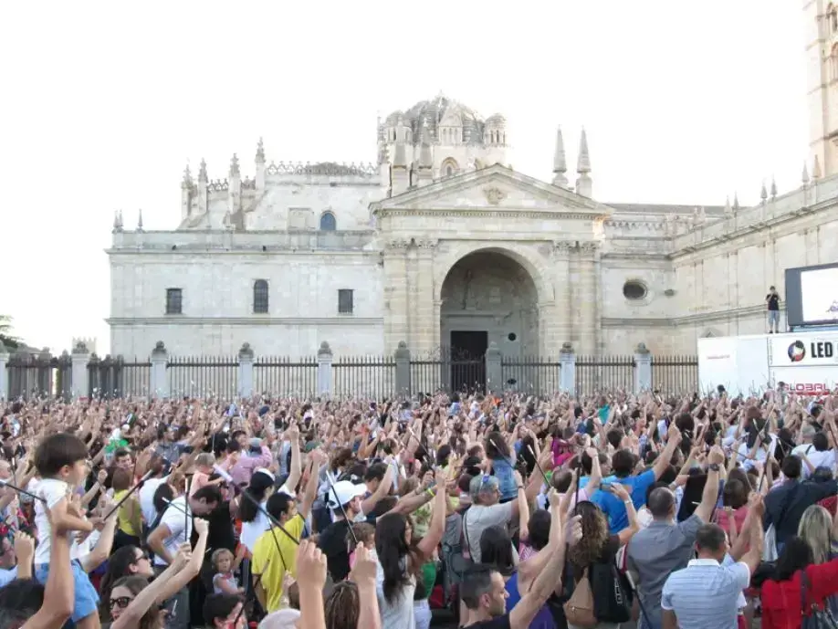 Momento en que los zamoranos alzaban sus varitas. Foto Jenny S&aacute;nche