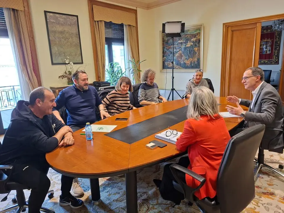 trabajadores de correos con &Aacute;ngel Blanco