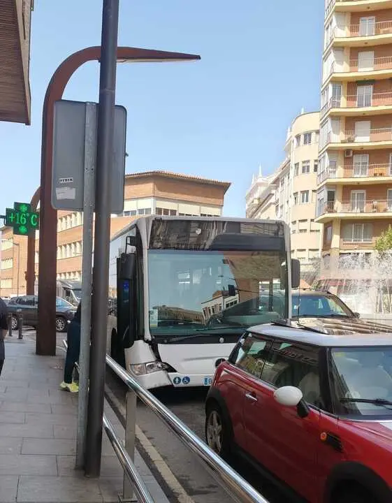 Autob&uacute;s tras chocar contra la valla de seguridad en Avenida de Portugal