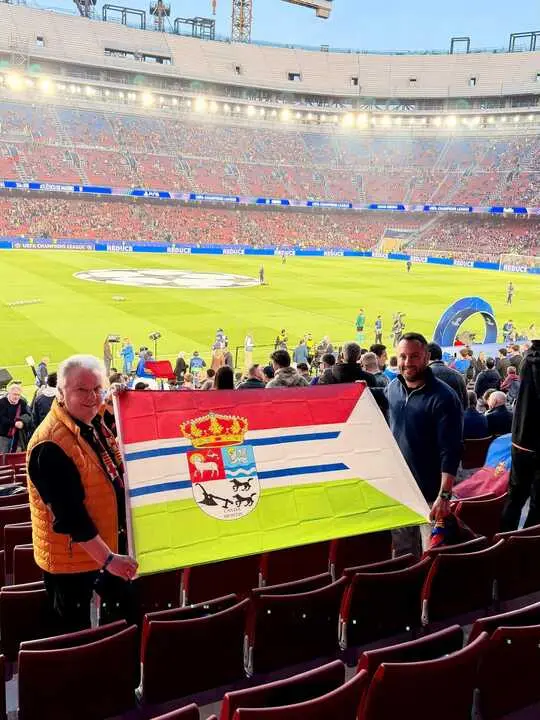 Carlos y Adolfo llevan la bandera de Coomonte al Camp Nou en partido de Champions. IMAGEN RRSS