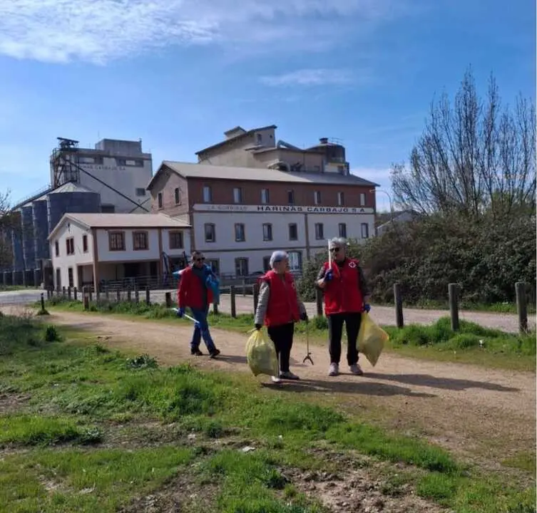 Retirada de residuos Benavente Cruz Roja voluntarios