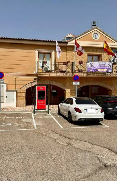 plaza de recarga el&eacute;ctrica El Perdig&oacute;n