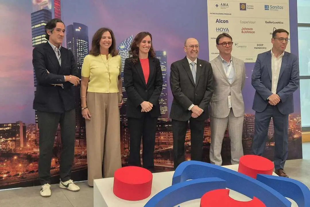 La ministra de Sanidad, M&oacute;nica Garc&iacute;a, junto a otros participantes en el 29&ordm; Congreso Nacional de Optometr&iacute;a, Contactolog&iacute;a y &Oacute;ptica Oft&aacute;lmica 'OPTOM 2026'