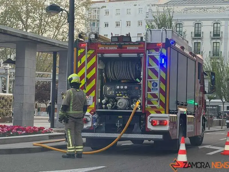 bomberos en la zona de La Marina en Zamora _2