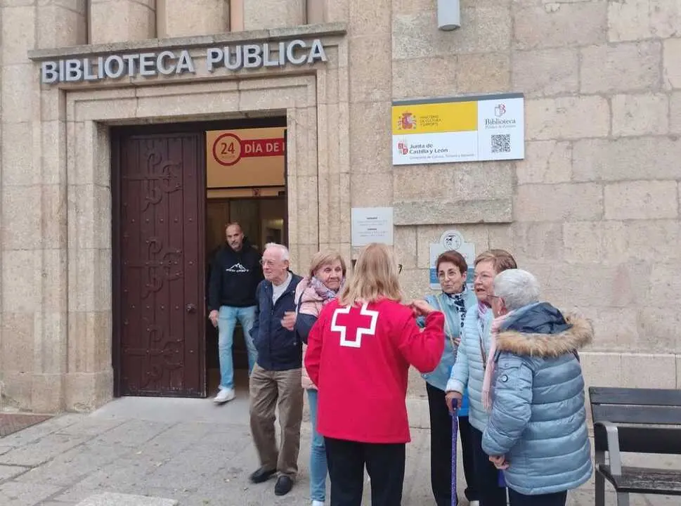 Personas Mayores del programa de Cruz Roja en la Biblioteca P&uacute;blica de Zamora