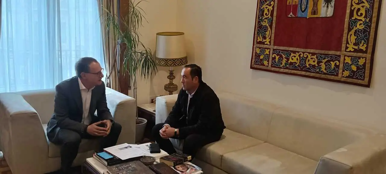 &Aacute;ngel Blanco y Andr&eacute;s Gonz&aacute;lez, alcalde de Fuentes de Ropel