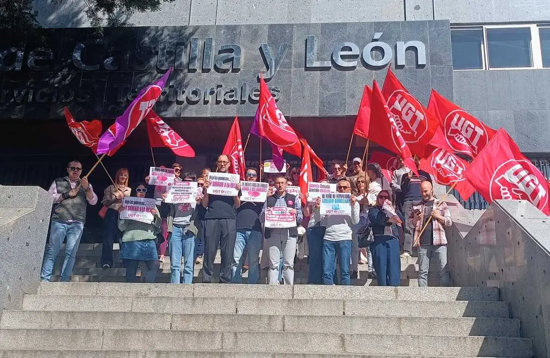 Concentraci&oacute;n de UGT frente a las puertas de Nuevos Ministerios en Zamora