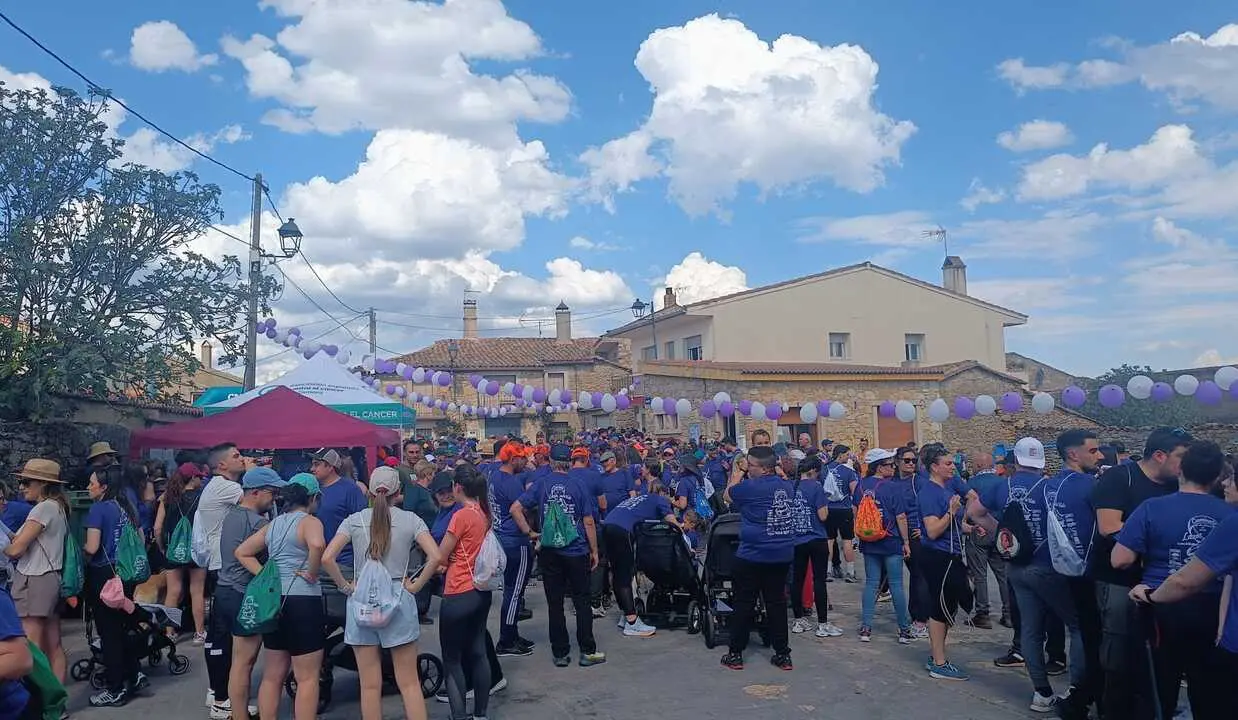 Participantes antes de la salida de la caminata, reunidos en la plaza de Castro de Alca&ntilde;ices