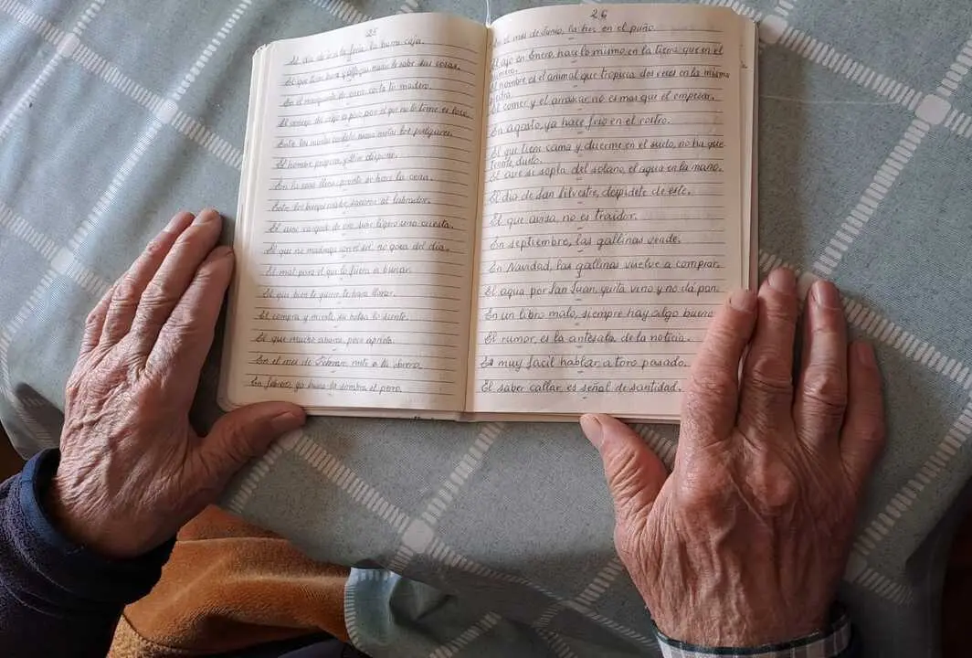 Gregorio hojea el cuaderno de refranes