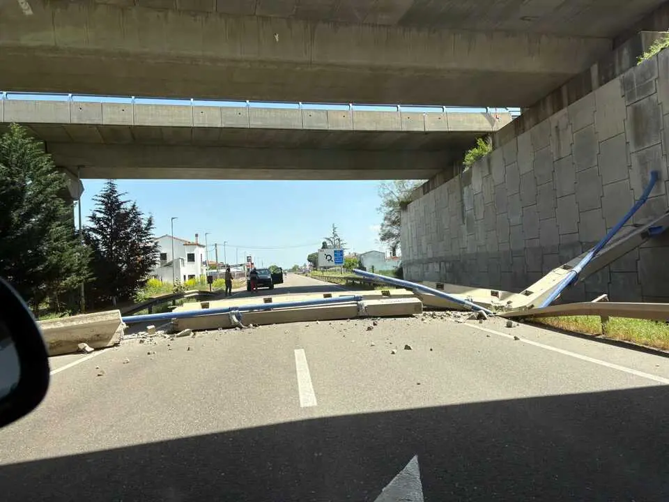 Derrumbado el puente de la autov&iacute;a sobre la N122, entre la Repsol y el Hostal San Isidro
