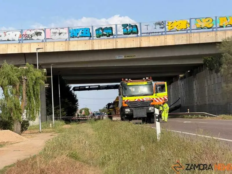 ca&iacute;da de la barrera de protecci&oacute;n de hormig&oacute;n y barandilla