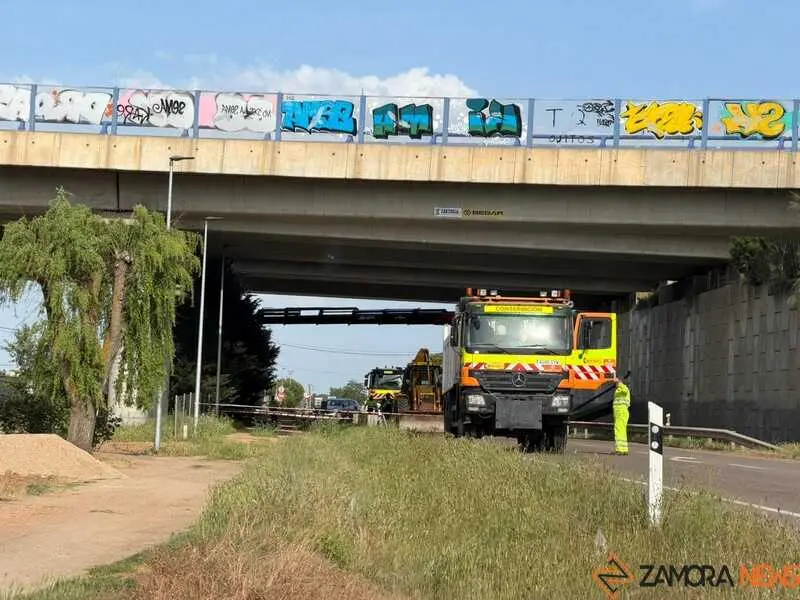 ca&iacute;da de la barrera de protecci&oacute;n de hormig&oacute;n y barandilla_3