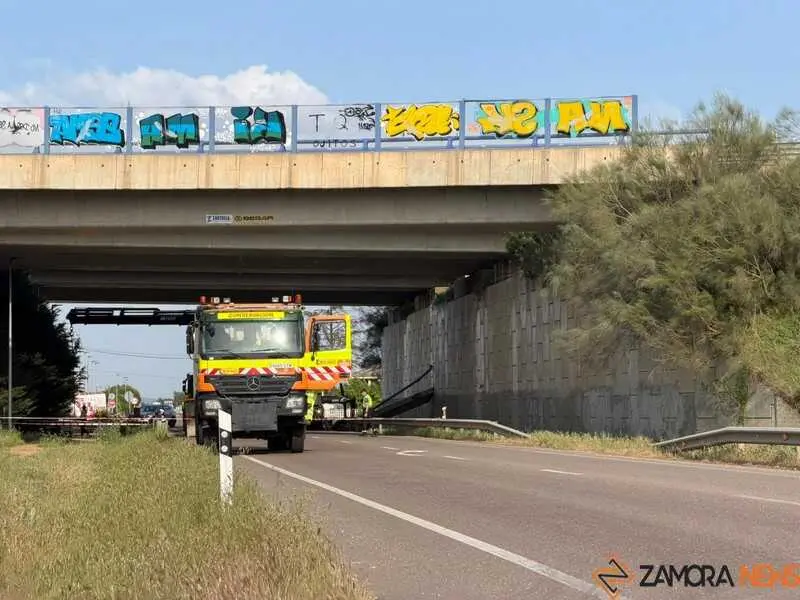 ca&iacute;da de la barrera de protecci&oacute;n de hormig&oacute;n y barandilla_2