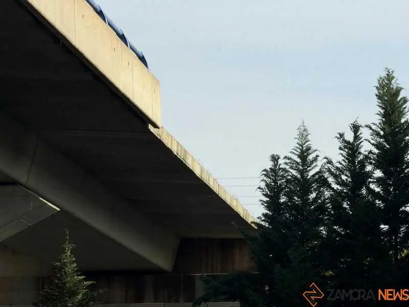 ca&iacute;da de la barrera de protecci&oacute;n de hormig&oacute;n y barandilla_5